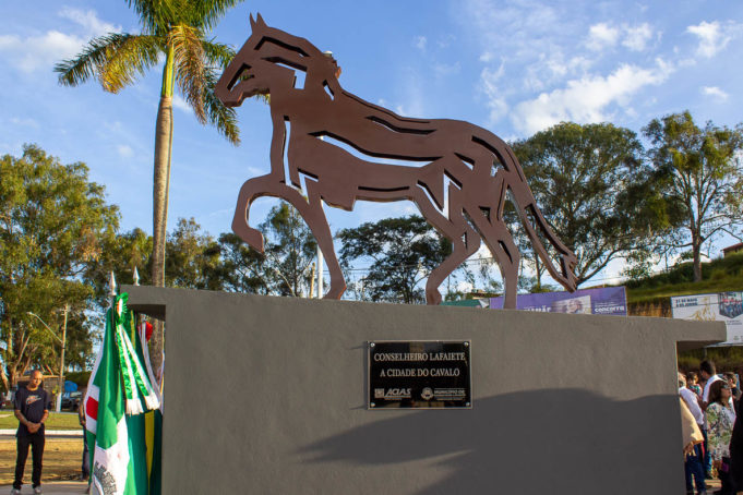 Lafaiete recebe praça revitalizada e monumento