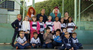 Dedé Santana visita escola municipal e centro cultural