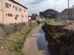 Prefeitura realiza limpeza nas margens do Bananeiras e alerta população