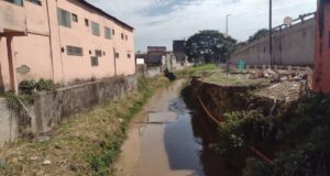 Prefeitura realiza limpeza nas margens do Bananeiras e alerta população