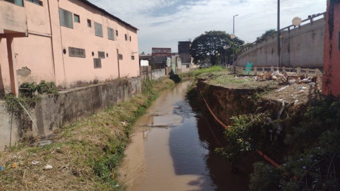 Prefeitura realiza limpeza nas margens do Bananeiras e alerta população