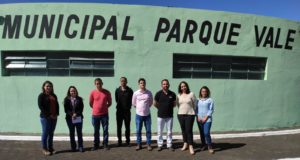 Comitiva de Desterro de Entre Rios visita cemitério Vale do Ipê