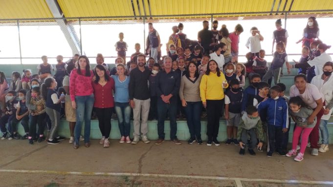 CAIC HOMENAGEIA SERVIDORES PELOS 25 ANOS DE TRABALHO NA ESCOLA