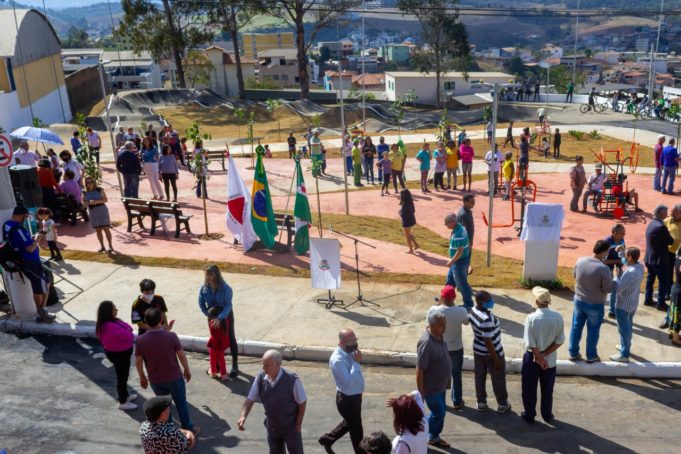 Prefeitura inaugura Praça dos Ipês no Bairro Rochedo