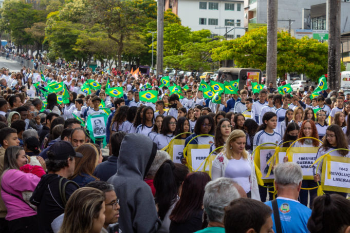 Desfile cívico reúne mais de 30 mil pessoas na comemoração do Bicentenário da Independência do Brasil