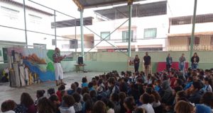 A Companhia de Teatro Passarinhando, em parceria com a SEMED, celebrou o dia das crianças em escola municipal