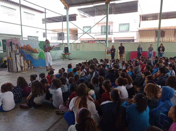 A Companhia de Teatro Passarinhando, em parceria com a SEMED, celebrou o dia das crianças em escola municipal