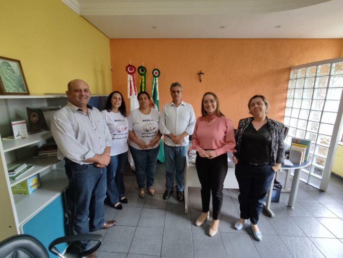Secretaria Municipal de Educação realiza encontro com a Associação Mães Unidas pela Deficiência