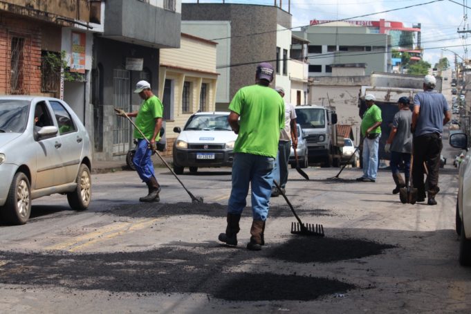 Prefeitura realiza Operação tapa-buracos por toda a cidade