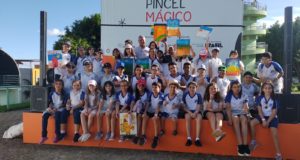 Crianças aprendem e se divertem em projeto artístico e cultural