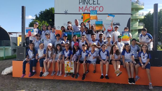 Crianças aprendem e se divertem em projeto artístico e cultural