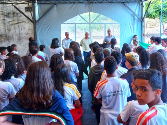 Escola Meridional recebe momento cívico