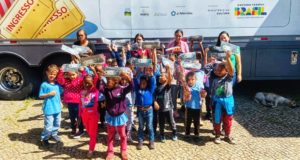 A criançada fez a festa com a participação no cinema em uma carreta!