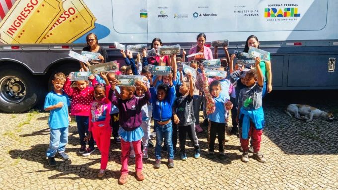 A criançada fez a festa com a participação no cinema em uma carreta!