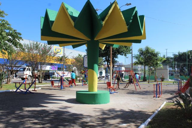 Prefeitura entrega revitalização da Praça da Bandeira durante evento em homenagem aos ex-combatentes