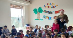 Secretaria de Educação lança projeto de incentivo à leitura. Prefeito participou da entrega dos primeiros kits de leitura