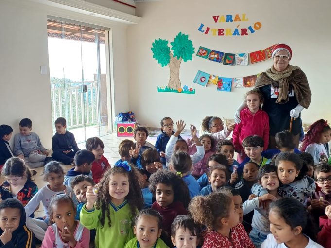 Secretaria de Educação lança projeto de incentivo à leitura. Prefeito participou da entrega dos primeiros kits de leitura