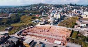 As obras de construção da nova escola do Bairro Siderúrgico estão em ritmo acelerado e seguem o cronograma previsto.
