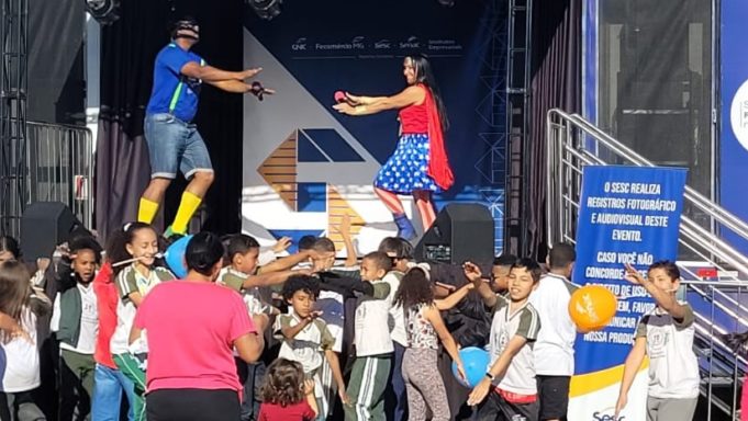 Alunos da Rede Municipal de Ensino participam do programa Fecomércio na Rua