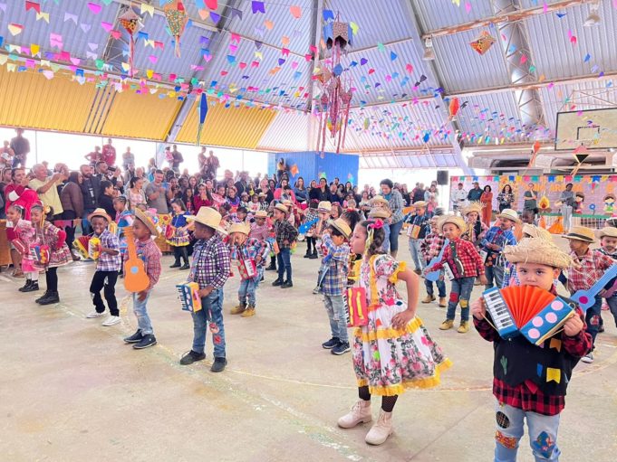 Escola Municipal Dr. Rui Pena recebeu alunos, pais e comunidade em grande festividade