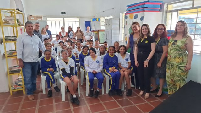 Prefeitura e AABB entregam kits escolares para alunos do programa