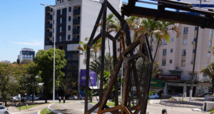 Gerdau doa escultura de aço para a cidade de Conselheiro Lafaiete e artistas oferecem workshop sobre arte pública