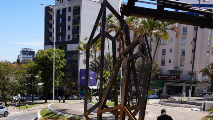 Gerdau doa escultura de aço para a cidade de Conselheiro Lafaiete e artistas oferecem workshop sobre arte pública
