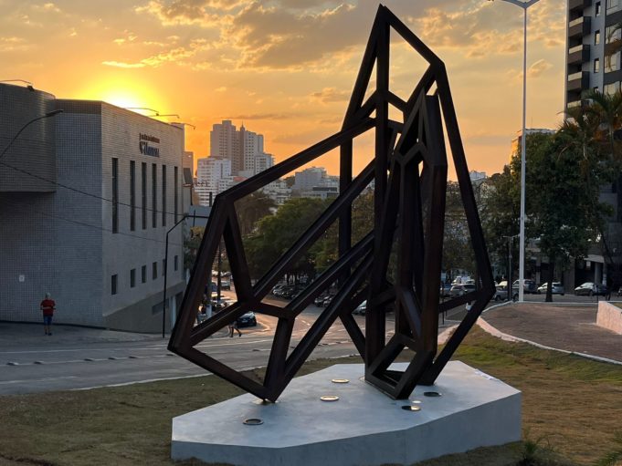 Prefeitura e Gerdau inauguram monumento “Da terra brotam coisas”