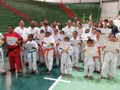 Atletas recebem reconhecimento em cerimônia no ginásio poliesportivo