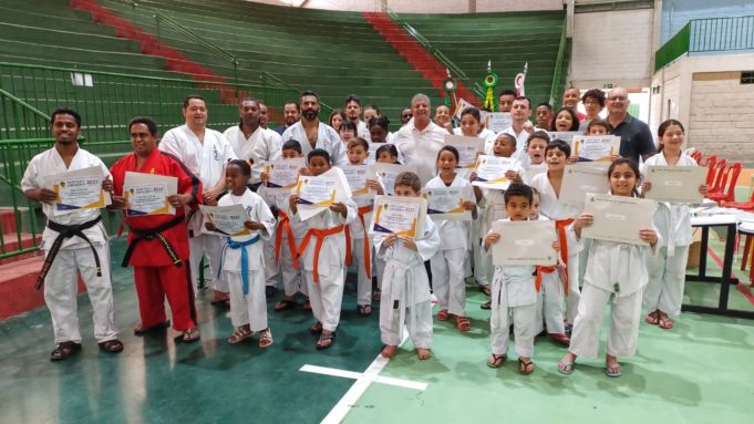 Atletas recebem reconhecimento em cerimônia no ginásio poliesportivo