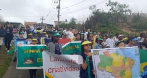 Caminhada Cívica reúne comunidade escolar do CAIC