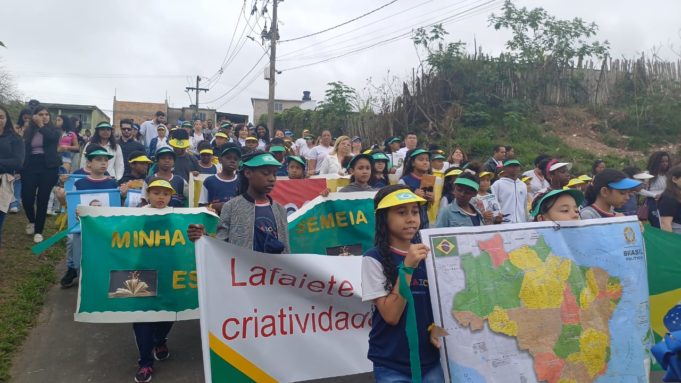 Caminhada Cívica reúne comunidade escolar do CAIC