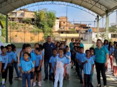 Hora cívica e entrega de premiação é realizada na escola do Bairro JK