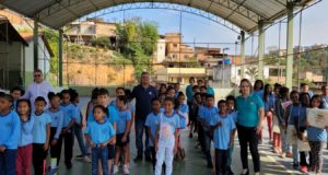 Hora cívica e entrega de premiação é realizada na escola do Bairro JK