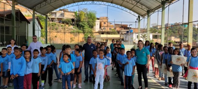 Hora cívica e entrega de premiação é realizada na escola do Bairro JK