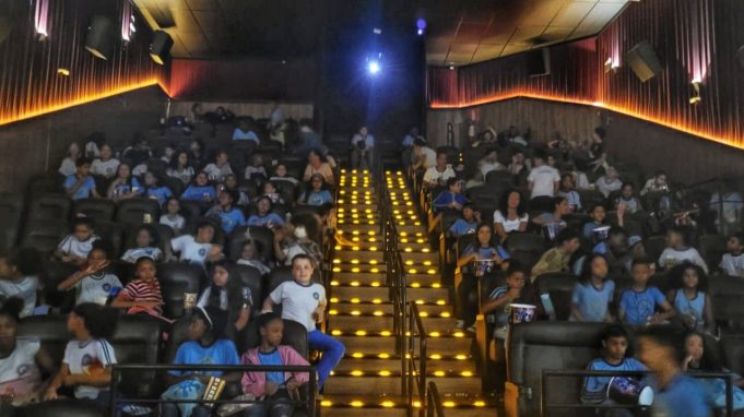 PROJETO CINE ESCOLA LOTA SESSÕES DE CINEMA EM LAFAIETE COM MAIS DE 100 EXIBIÇÕES GRATUITAS
