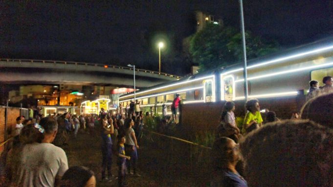 Chegada do Papai Noel no Trem Iluminado encanta multidão em Lafaiete