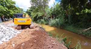 PREFEITURA INICIA A CONTENÇÃO DE MAIS UM TRECHO DO BANANEIRAS