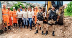 Prefeitura de Lafaiete realiza multirão de limpeza no bairro São João.