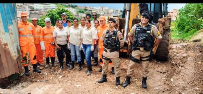 Prefeitura de Lafaiete realiza multirão de limpeza no bairro São João.