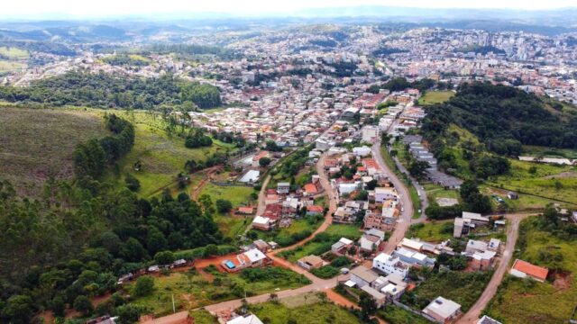 Prefeitura de Lafaiete leva dignidade a mais de 2 mil famílias através de um amplo projeto de regularização fundiária.