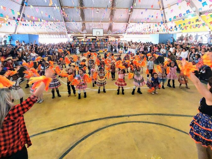 Emoção, alegria e união marcaram a tradicional festa junina da Escola Municipal “Dr. Rui Pena” – CAIC