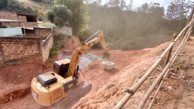 Contenção da rua Frei Leopoldo avança em ritmo acelerado