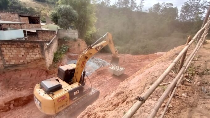 Contenção da rua Frei Leopoldo avança em ritmo acelerado