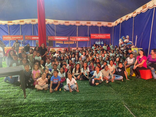 Alunos das Escolas Rurais assistem espetáculo de Circo