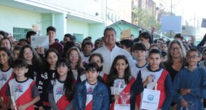 Momento Cívico na EM Professor Luiz Carlos Gomes Beato marca manhã de celebração e reconhecimento