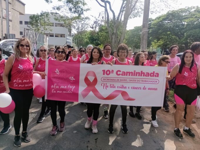 Secretaria Municipal de Saúde realiza caminhada Outubro Rosa
