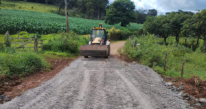Prefeitura realiza obra de recuperação de estrada da comunidade de Mato Dentro