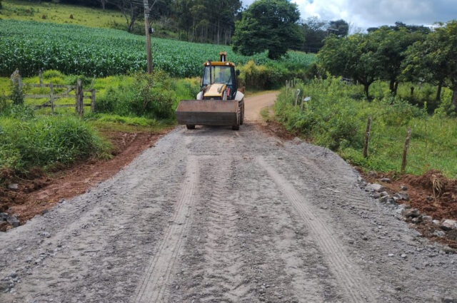 Prefeitura realiza obra de recuperação de estrada da comunidade de Mato Dentro