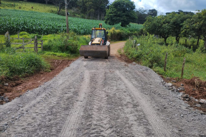 Prefeitura realiza obra de recuperação de estrada da comunidade de Mato Dentro